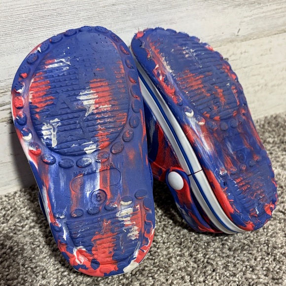 ❤️ PICK 4/$20 Kids Starry Blue and Red Clogs - Picture 3 of 3